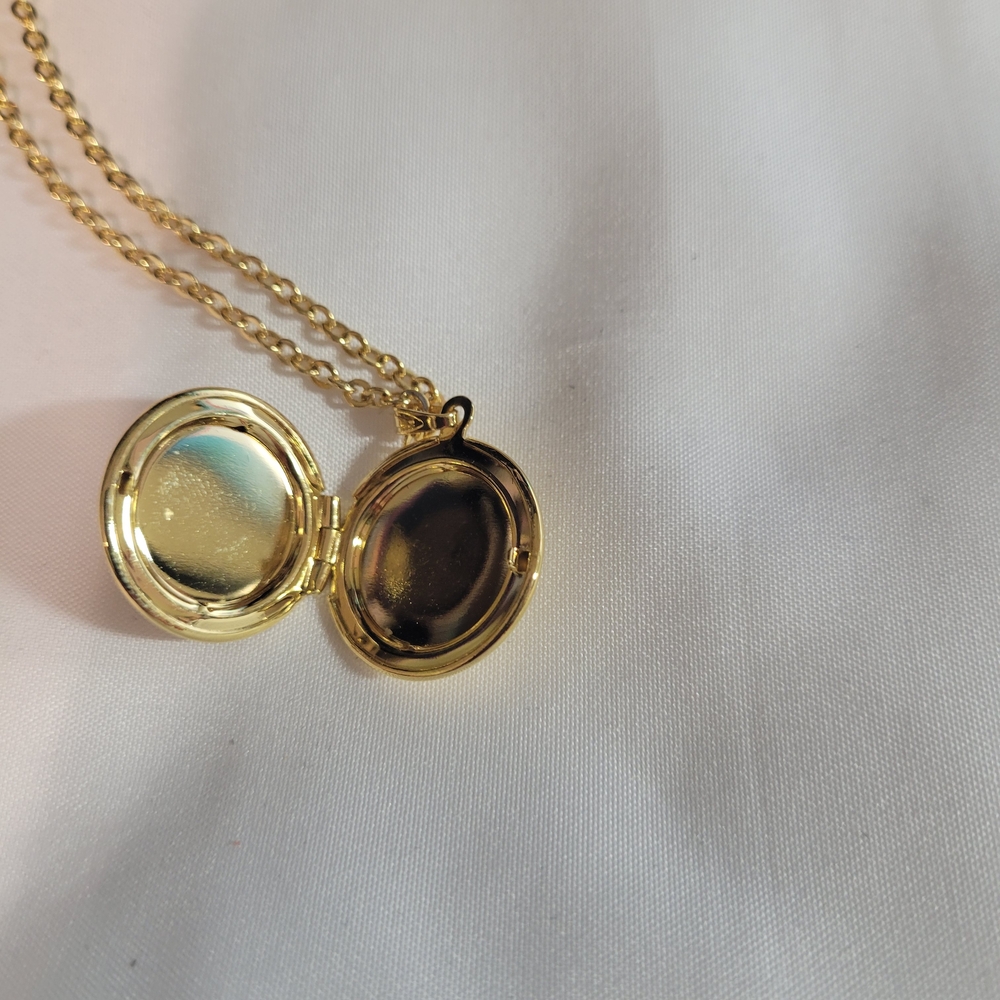 Avon Gold Necklace with Sparkling Pendant - Picture 4 of 6